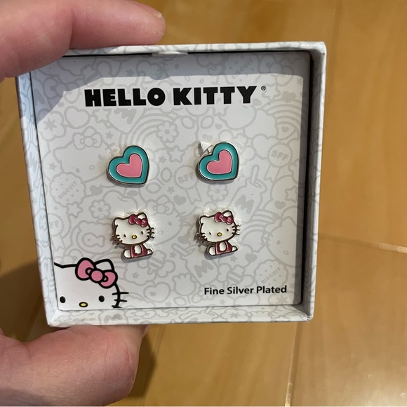 NIB 2 pairs of hello kitty earrings - Picture 5 of 5